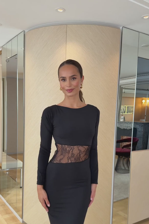 Robe Ebona dentelle noir portée, détail de la dentelle à la taille